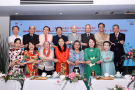 Des représentants de Ho Chi Minh-Ville et des consuls généraux des pays de l’ASEAN se donnent la main en signe d’amitié et de solidarité. Photo: VNA