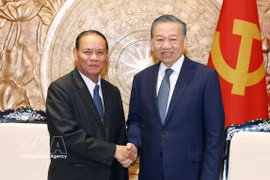 Le secrétaire général du Parti communiste du Vietnam (PCV) et président de la République, To Lam (à droite), reçoit Vilay Lakhamphong, membre du Bureau politique et permanent du Secrétariat du Comité central du Parti populaire révolutionnaire lao (PPRL). Photo : VNA