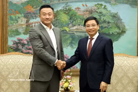 Le vice-Premier ministre Nguyen Van Thang (à droite) reçoit Ben Zhou, cofondateur et directeur général du groupe Bybit. Photo : VNA