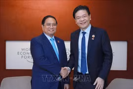 Le Premier ministre Pham Minh Chinh (gauche) rencontre son homologue singapourien Lawrence Wong. Photo: VNA