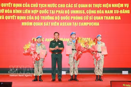 Remise des décisions du président de la République et du ministre de la Défense à trois officiers appelés à prendre leurs fonctions au sein de la MINUSS. Photo: VNA