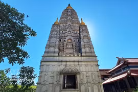 La vue latérale du stupa Dai Giac de la pagode Huyen Khong, une version miniature de la célèbre tour Mahābodhi Gāya en Inde. Photo : VNA