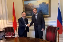 Le Pr Dr Trân Hông Thai, président de l’Académie des sciences et technologies du Vietnam (à gauche) et Artyom Zassourky, vice-président chargé des affaires internationales d’AFK Sistema. Photo : VNA