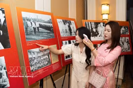 Des étudiants vietnamiens en séjour au Yunnan, en Chine, étudient les activités révolutionnaires du président Hô Chi Minh en Chine. Photo : VNA 