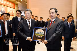Le président de l'Assemblée nationale, Tran Thanh Man, remet un cadeau commémoratif au Musée du Parti communiste chinois. Photo : VNA.