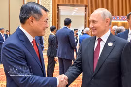 Le Premier ministre Le Minh Hung (gauche) et le président russe Vladimir Poutine. Photo: VNA