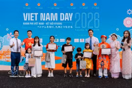 Les organisateurs ont remis des prix à des enfants vietnamiens de deuxième et troisième génération participant au programme « Le Vietnam en moi». Photo : VNA