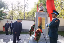 Le secrétaire général Tô Lâm rend hommage au Président Hô Chi Minh devant son buste dans l'enceinte de l'ambassade. Photo : VNA