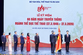 Le secrétaire général du Parti To Lam remet l’Ordre du Travail de première classe, à l’Autorité des sports du Vietnam pour ses contributions remarquables au développement du secteur. Photo: VNA