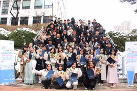 Des étudiants vietnamiens en République de Corée, participant au concours "Écrire sur la vie des étudiants vietnamiens en République de Corée", posent pour une photo souvenir. Photo : VNA