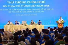 Le Premier ministre Le Minh Hung prend la parole lors du dialogue. Photo : VNA