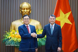 Le Premier ministre Le Minh Hung (droite) et l'ambassadeur de la République de Corée au Vietnam, Choi Young Sam. Photo: VNA