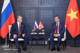 Le secrétaire général du Parti communiste du Vietnam et président de la République, To Lam (à droite) et le président du Parti communiste de la Fédération de Russie, Guennadi Ziouganov. Photo: VNA 