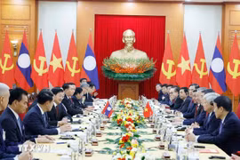 Le secrétaire général To Lam s'est entretenu le 26 janvier avec le secrétaire général et président du Laos, Thongloun Sisoulith. (Photo : VNA)