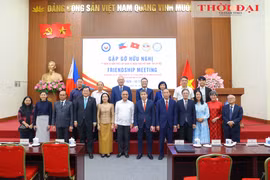 Des délégués posent pour une photo commémorative. Photo : Dinh Hoa/Thoi Dai