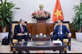 Le ministre vietnamien des Affaires étrangères, Lê Hoài Trung (à droite) reçoit Fukuda Tomikazu, gouverneur de la préfecture japonais de Tochigi. Photo : VNA