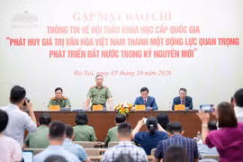 Le général de division Phan Xuan Tuy, directeur de l’Académie politique de la Police populaire (ministère de la Sécurité publique), informe la presse sur le colloque. Photo : quochoi.vn