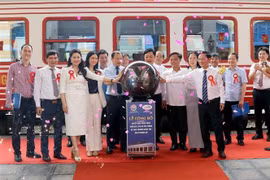 Cérémonie pour annoncer la reconnaissance de la gare de Hai Phong comme destination touristique et inaugurer un train haut de gamme baptisé Hoa Phuong Do. Photo: VNA