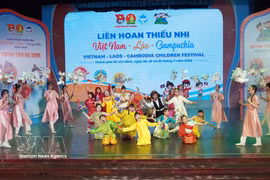 Un spectacle artistique présenté à la clôture du 8e Festival des enfants Vietnam - Laos - Cambodge. Photo : VNA