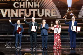 Le président de l'Assemblée nationale, Tran Thanh Man, remet le prix principal VinFuture 2025 à des scientifiques. Photo : VNA.