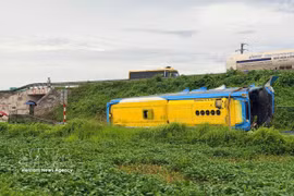 un grave accident s'est produit à 00h20, le 17 juillet 2026, au point kilométrique Km197+900 de l'autoroute Phap Van – Cau Gie – Cao Bo – Mai Son – Nationale 45 – Nghi Son, dans la commune de Chuong Duong. Un autocar immatriculé 20C-117.22 s'est renversé, provoquant la mort de quatre personnes et faisant de nombreux blessés. Photo : VNA