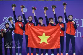 L’équipe féminine vietnamienne de sepak takraw remporte la médaille d’or aux ASIAD 2023, organisés en Indonésie. Photo: VNA