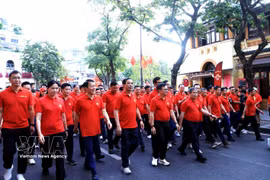 Les délégués participent à la marche autour du lac Hoàn Kiêm. Photo: VNA