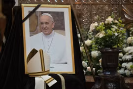 Portrait du pape François lors de la messe interreligieuse à la cathédrale de Buenos Aires, en Argentine, le 22 avril - Photo : AFP/VNA