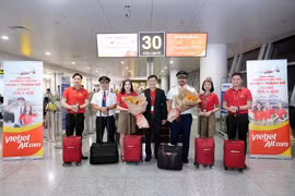 Un dirigeant de Vietjet accueille le vol inaugural Hanoï – Chengdu aux côtés de l'équipage et des passagers à l'aéroport international de Noi Bai. (Photo : Vietjet)