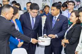 Des visiteurs au salon. Photo : Vietnam+