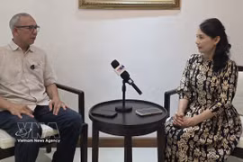 Beni Sukadis, coordinateur principal de l'Institut indonésien d'études stratégiques et de défense (LESPERSSI) lors d'une interview accordée à la correspondante de la VNA en Indonésie. Photo : VNA