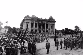 Le 19 août 1945, des dizaines de milliers d’habitants de Hanoï et des provinces voisines convergèrent vers la place de l’Opéra de Hanoï pour un meeting d’une ampleur sans précédent, répondant à l’appel à l’Insurrection générale. Photo : Archives VNA