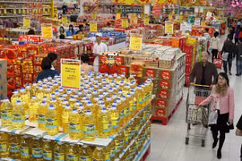 Les produits domestiques dominent les rayons des supermarchés et des magasins de proximité, Photo : VNA
