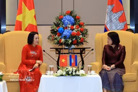 La présidente de l'Assemblée nationale du Cambodge, Samdech Khuon Sudary rencontre Nguyen Thi Thanh, vice-présidente de l'AN du Vietnam (gauche). Photo : VNA
