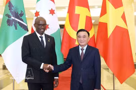 Tran Cam Tu (à droite), membre du Bureau politique et permanent du Secrétariat reçoit le secrétaire général du Conseil national pour la défense de la démocratie - Forces de défense de la démocratie (CNDD-FDD) du Burundi. Photo : VNA