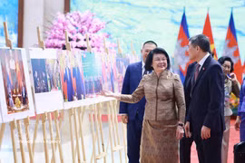 Le Premier ministre Le Minh Hung et le président de l'Assemblée nationale cambodgienne, Samdech Khuon Sudary, visitent une exposition de photographies illustrant la coopération entre les deux pays, organisée par l'Agence vietnamienne d'information (VNA). Photo : VNA.