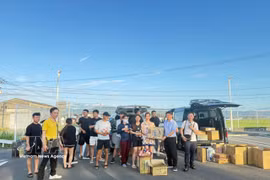 Des représentants du Consulat général du Vietnam à Fukuoka distribuent des objets de secours aux citoyens vietnamiens de Kumamoto. Photo : VNA.