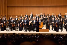 Les artistes de deux pays au concert. Photo : VNA