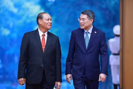 Le Premier ministre Le Minh Hung (droite) et Vilay Lakhamphong, membre du Bureau politique et permanent du Secrétariat du Comité central du Parti populaire révolutionnaire lao (PPRL). Photo: VNA