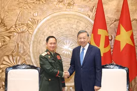 Le secrétaire général du PCV et président de la République To Lam (droite) et le vice-Premier ministre et ministre lao de la Défense Khamlieng Outhakaysone. Photo: VNA
