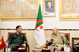 Le général d’armée Saïd Chanegriha, ministre délégué auprès du ministre de la Défense nationale et chef d’état-major de l’Armée nationale populaire (ANP) d’Algérie (à droite), et le général d’armée Nguyen Trong Nghia, membre du Bureau politique, secrétaire du Comité central du Parti, membre de la permanence de la Commission militaire centrale et directeur du Département général de la Politique de l’Armée populaire du Vietnam. Photo: VNA
