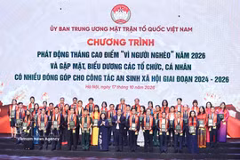 - La présidente du Comité central du Front de la Patrie du Vietnam, Bui Thi Minh Hoai, et le vice-Premier ministre permanent Pham Gia Tuc honorent des organisations et des particuliers. Photo: VNA