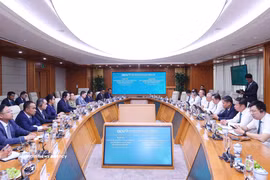 Lors de la séance de travail entre le ministre cambodgien de l’Inspection, Sok Soken et la Banque commerciale par actions pour l'investissement et le développement du Vietnam (BIDV) à Hanoï. Photo : VNA
