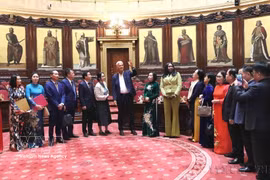 La vice-présidente de l'Assemblée nationale Nguyen Thi Thanh et la délégation parlementaire vietnamienne visitent le siège du Sénat belge (17 septembre 2025). Photo : VNA
