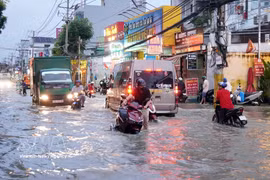 Innondations dans la rue Pham Huu Lau, quartier de Tan My, à Ho Chi Minh-Ville. Photo : VNA
