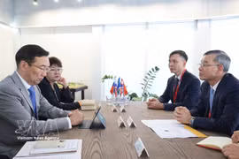 Le ministre vietnamien des Finances Ngo Van Tuan (à droite) travaille avec Aïsen Sergueïevitch Nikolaïev, chef de la République de Sakha (Iakoutie) de Russie. Photo: VNA