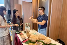 Les produits bioplastiques de BUYO Bioplastics sont fabriqués à partir de drêches de brasserie et de bagasse de canne à sucre. Photo : nhandan.vn