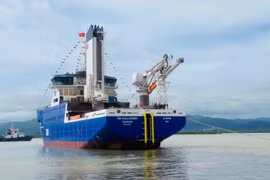 Un navire de service spécialisé et moderne, destiné à la construction, à l'exploitation et à la maintenance de l'éolien offshore, a été lancé avec succès par la Société de construction navale de Ha Long. Photo : VietnamPlus
