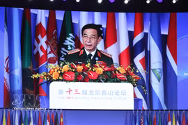 Le général d'armée Phan Van Giang, membre du Bureau politique, vice-Premier ministre et ministre de la Défense, prononce un discours lors de la première session plénière, consacrée à l’ordre international et à la stabilité stratégique au 13e Forum Xiangshan de Beijing. Photo : VNA