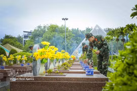 Des soldats du commandement militaire provincial de Dien Bien brûlent de l'encens sur les tombes des héros et des martyrs du cimetière des martyrs A1 avant de procéder aux fouilles pour le prélèvement d'échantillons. Photo : VNA.